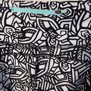 Mondetta Fun Black and White Abstract Line Art Leggings EUC